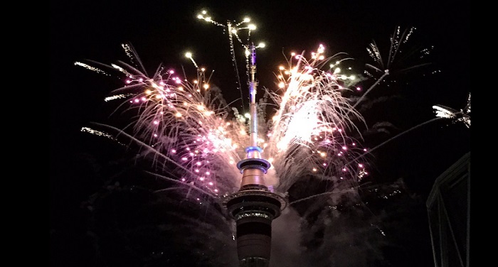 New year न्यूजीलैंड के स्काई टॉवर में आतिशबाजी के साथ नए साल का भव्य स्वागत