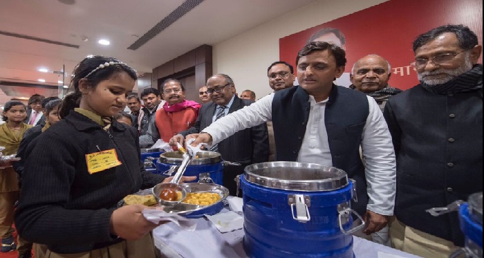 akhliesh yadav kitchen अखिलेश यादव ने किया किचन योजना का शुभारंभ