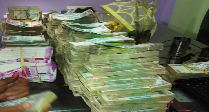 currency ban in jaipur अधिकारी के घर छापेमारी में मिले 40 लाख के 2 हजार के नए नोट
