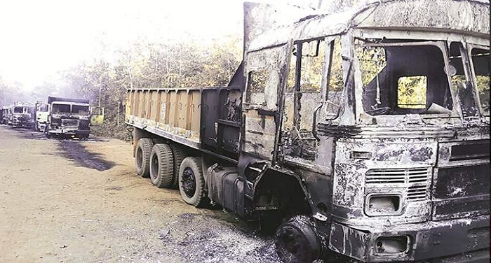 truck महाराष्ट्र में माओवादियों का आतंक, करीब 35 ट्रकों को किया आग के हवाले