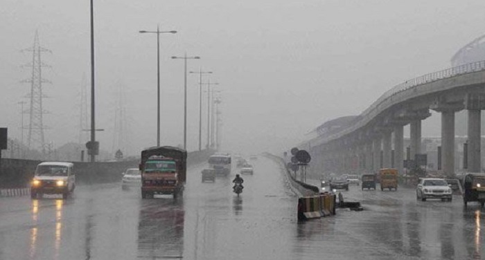 Delhi rain गणतंत्र दिवस पर जमके बरसे बादल, राजधानी में बारिश से लुढ़का पारा