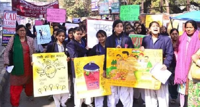 Meerut 2 छात्राओं ने निकाली मतदाता जागरूकता रैली