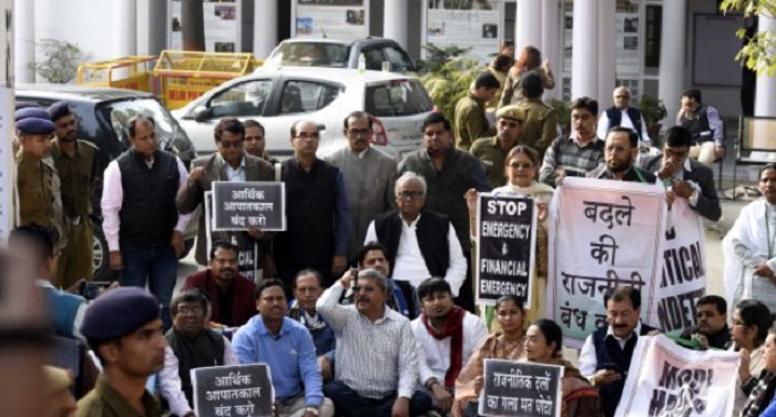 Note ban 1 नोटबंदी को लेकर तृणमूल सांसदों ने दिल्ली में दिया धरना