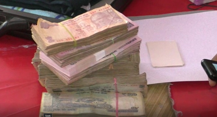SITAPUR 2 18 लाख के नये नोट के साथ दो लोग पकड़े गये