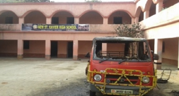 bihar 11 अपराधियों ने तीसरी बार जलाया स्कूली वाहन, छात्रों में मची अफरा-तफरी