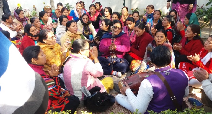 dharampur महिला कार्यकर्ताओं ने ढ़ोल-मंजीरे बजाकर की टिकट की मांग