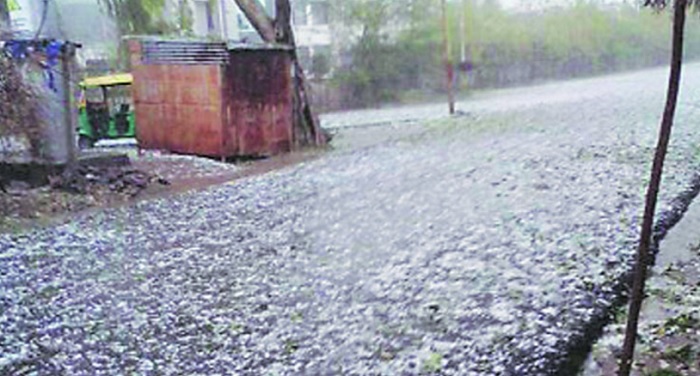 hailstorm मौसम ने ली करवट दिल्ली NCR में बारिश तो पहाड़ों पर हुई बर्फबारी