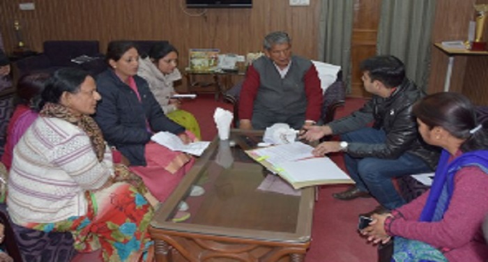 harish स्वास्थ्य सेवाओं पर आशा कार्यकत्रियों ने मुख्यमंत्री हरीश रावत से की मुलाकात