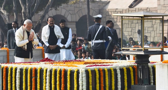 modi 13 'शहीद दिवस' पर प्रधानमंत्री नरेंद्र मोदी सहित राष्ट्रपति ने दी बापू को श्रद्धांजलि