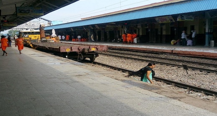 railway मिर्जापुर में बड़ा रेल हादसा टला, ट्रैक पर रखा था पत्थर