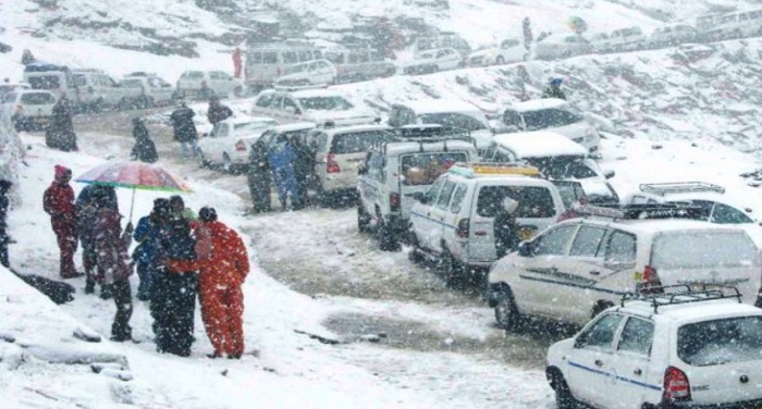 rohtang मौसम ने ली करवट दिल्ली NCR में बारिश तो पहाड़ों पर हुई बर्फबारी