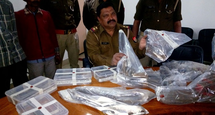 shahjhan pur 2 पुलिस ने किया अवैध हथियार बनाने वाली फैक्ट्री का भांडाफोड़