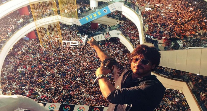 shahrukh khan Shah Rukh Khan 57th Birthday, आधी रात से ही मन्नत के बाहर लगी फैंस की भीड़, देखें वीडियो