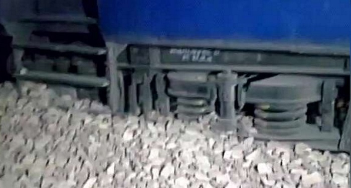 train1 पटरी से उतरे रानीखेत एक्सप्रेस के 10 डिब्बे, ड्राइवर ने बचाई यात्रियों की जान