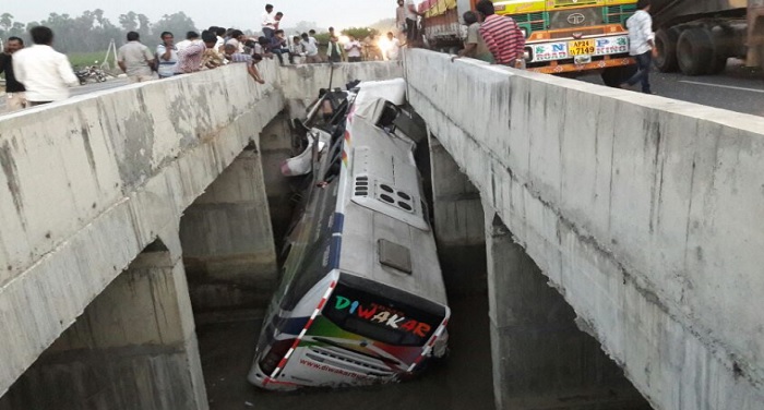 BUS AACIDENT आंध्र प्रदेश में नदी में गिरी प्राइवेट बस , 8 लोगों की मौत कई घायल