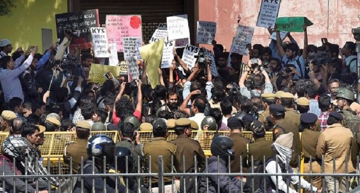 Ramjas coll पुलिस मुख्यालय तक पहुंचा रामजस कॉलेज का हंगामा, छात्रों का प्रदर्शन