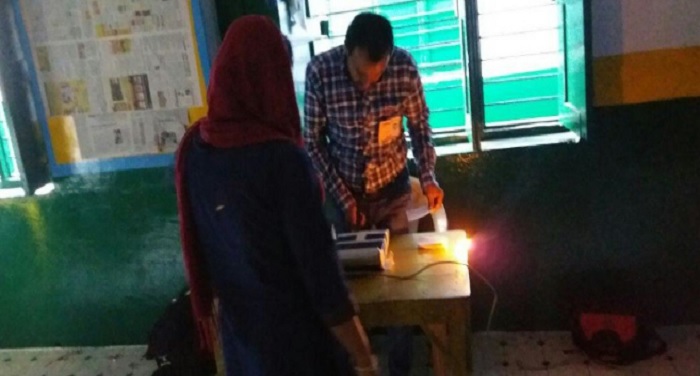 banda बांदा में बूथों पर बिजली हुई गुल, मोमबत्ती से हो रहा मतदान
