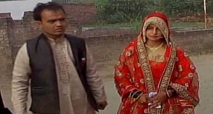 bride vote कहीं शादी के जोड़े में पहुंची दुल्हन तो कहीं व्हील चेयर से पहुंचे लोग