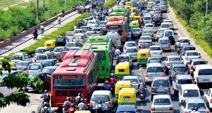 delhi traffic दिल्ली में थमी गाड़ियों की रफ्तार, ऑफिस पहुंचने में लोगों को हुई देरी