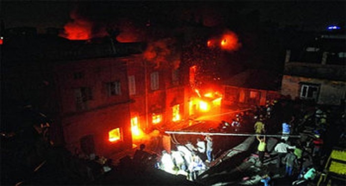fire in kolkata कोलकाता के बड़े बाजार में लगी आग, जलकर खाक हुई बहुमंजिला इमारत