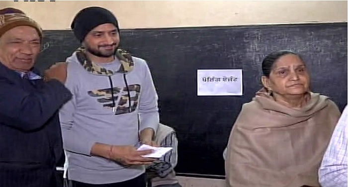 harbhajan पंजाब विस चुनावः क्रिकेटर हरभजन सिंह ने किया मां के साथ मतदान