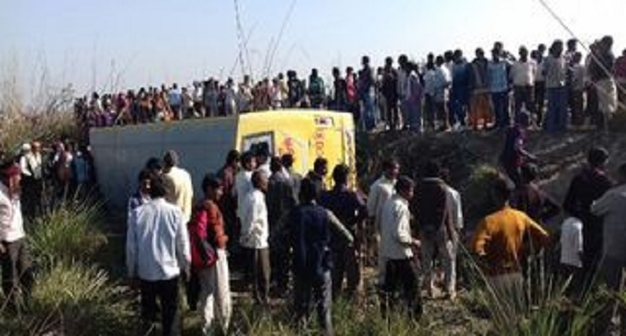 kanpur कानपुर देहात में पलटी स्कूली बस, 20 बच्चे घायल
