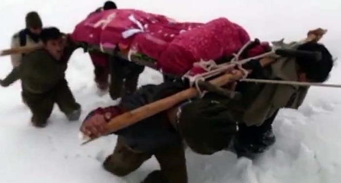 mother dead body 10 फुट गहरी बर्फ में 20 किलोमीटर तक कंधे पर बेटे ने ढोया मां का शव
