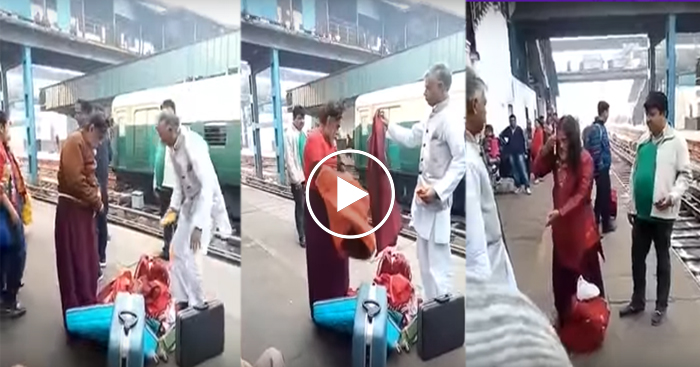 om रेलवे स्टेशन पर स्वामी ओम ने खुलेआम बदले कपड़े...देखिए वीडियो