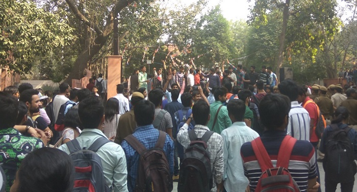 protest 1 1 उमर खालिद को सेमिनार में बुलाने पर आपस में भिड़े दो छात्र संगठन