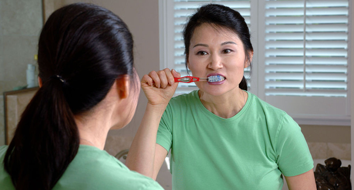 tooth brush 1 रात को सोते वक्त जरुर करें ब्रश, वरना झेलना पड़ सकता है नुकसान!