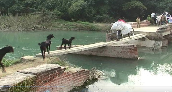 unaoo 2 पुल ना बनने से परेशान ग्रामीणों ने प्रशासन को चेतावनी देने के लिए उठाया ये कदम