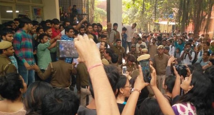 aa1 रामजस विवाद: एबीवीपी ने दिल्ली पुलिस मुख्यालय पर किया प्रदर्शन