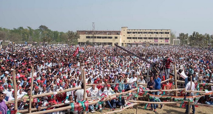akhilesh rally अखिलेश की चुनावी सभा में हादसा, भीड़ के दवाब से गिरी स्कूल की बाउंडरी
