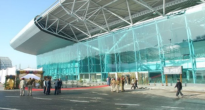 amritsar airport अमृतसर एयरपोर्ट पर बम की खबर, ब्रीफकेस मिलने के बाद बढ़ी आशंका