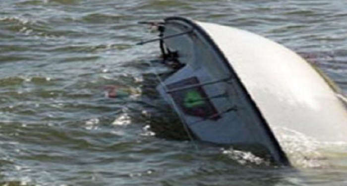 boat 1 बांग्लादेश में नौका पलटने से 4 मरे