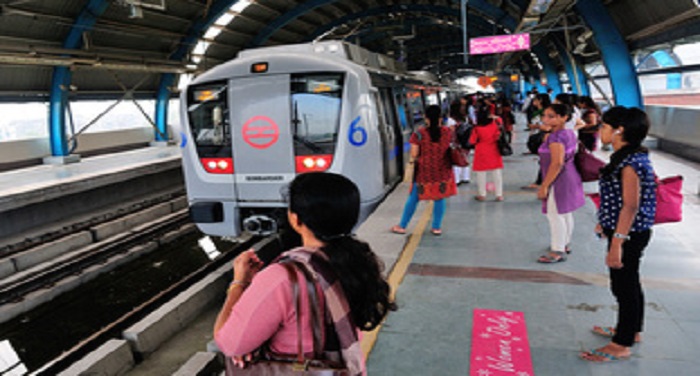 delhi metro 1 दिल्ली मेट्रो में बुजुर्ग को दिया गया पाकिस्तान जाओ का ताना