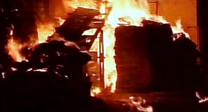 fire फिरोजाबाद की कांच फैक्ट्री में लगी आग, 2 की मौत कई घायल