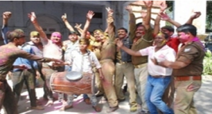 holi 2 दूसरे दिन कानपुर पुलिस ने कुछ इसअंदाज में मनाई होली