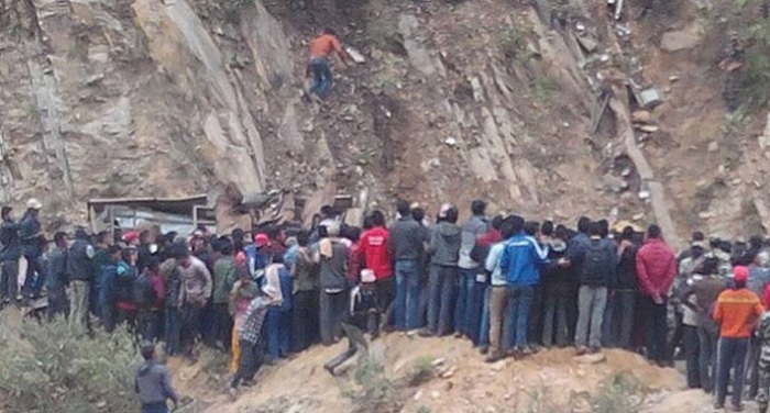 nepal accident नेपाल में दुर्घटनाग्रस्त हुई बस, 25 लोगों की मौत