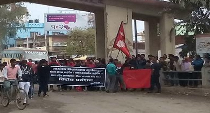 protest in indo nepal border युवक की मौत के बाद भारत-नेपाल सीमा पर बढ़ा तनाव, भीड़ ने की तोड़-फोड़