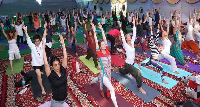 yoga योग महोत्सव के तीसरे दिन 150 आयामों का अभ्यास
