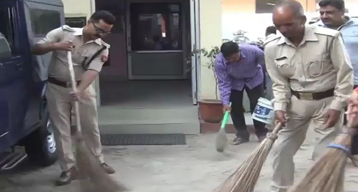 साीहू योगी का असर, थाने में सफाई करते दिखे पुलिस के अधिकारी