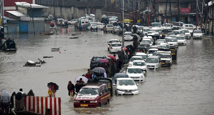 FLOOD IN KASHMIR कश्मीर में बाढ़ से मची तबाही, पीएम मोदी ने महबूबा मुफ्ती से की बात