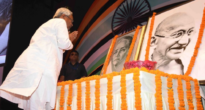 NITISH KUMAR नीतीश कुमार ने दिखाई ‘गांधी रथ’ को हरी झंडी
