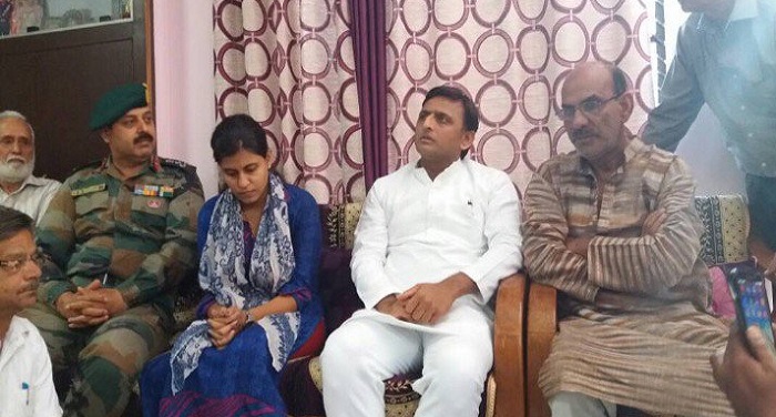 akhliesh yadav 1 शहीद के परिवार से मिलने पहुंचे पूर्व सीएम अखिलेश यादव