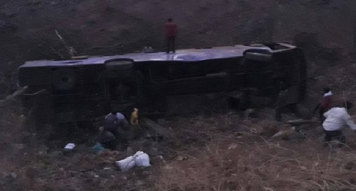 bus accident आंध्र प्रदेश : वनजंगी में पहाड़ से गिरी टूरिस्ट बस, 10 लोग हुए घायल