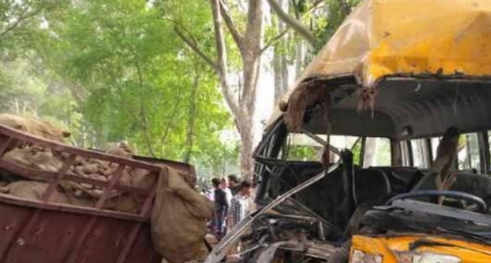 bus and jeep collapse जीप और स्कूल बस की हुई टक्कर, 4 बच्चों की मौत, 16 घायल