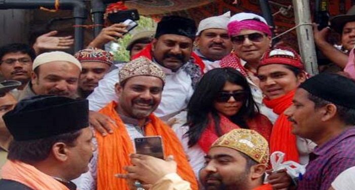 ekta kapoor with jitendra 1 जितेन्द्र संग एकता ने टेका अजमेर शरीफ दरगाह में माथा