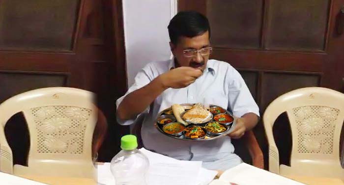 kejriwal bhojan ...तो क्या एक पार्टी में 4 लाख का खाना खा गए आप नेता?