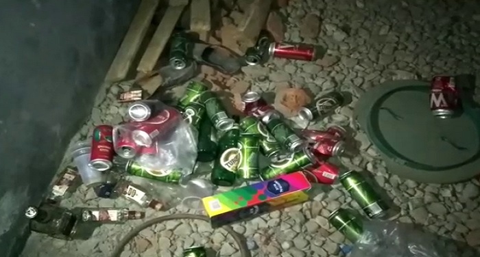 meerut 12 शराब के खिलाफ महिलाओं ने खोला मोर्चा, ठेके पर किया हंगामा